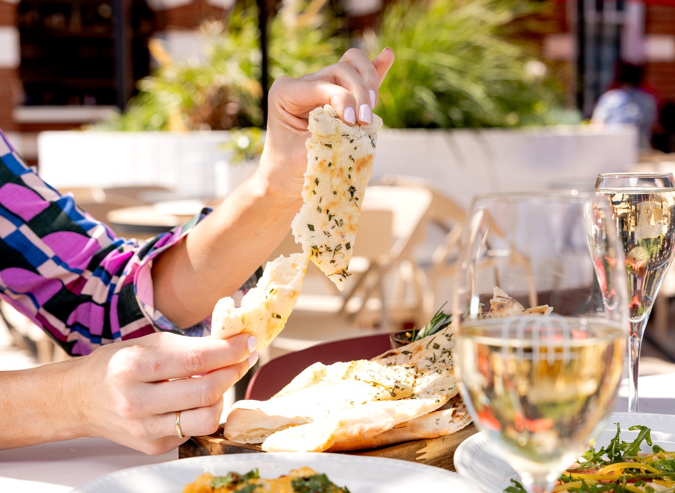 Outdoor long lunch with wine and pizza at The Station – BottomlessBrunch alfresco experience